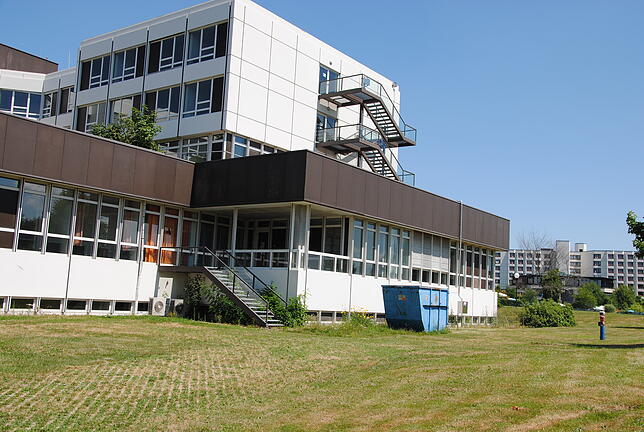 Der Anblick heute: das ehemalige, mittlerweile vom Landkreis geschlossene Krankenhaus, im Hintergrund die ebenfalls geschlossene ...