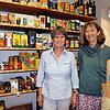 Bunte Vielfalt: Hannelore Rochlitz (links) und Maria Doser im Waldshuter Weltladen im Oberen Tor, der neben Lebensmitteln auch ...