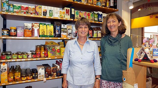 Bunte Vielfalt: Hannelore Rochlitz (links) und Maria Doser im Waldshuter Weltladen im Oberen Tor, der neben Lebensmitteln auch ...