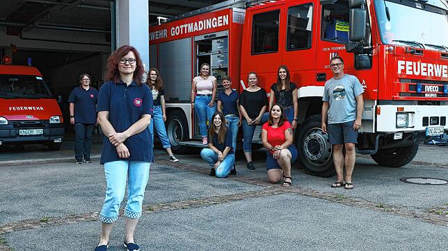 Monika Hunold (vorne) war die erste Feuerwehrfrau Gottmadingens, heute ist sie zwar weiterhin die einzige in Bietingen aber eine von elf ...