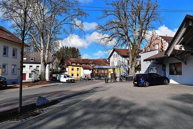 Alte Baumbestände in Ühlingen bereichern das Ortsbild im Dorfkern. Von links das alte Rathaus und heutige Arzthaus, Marienapotheke, ...