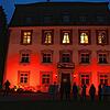 Bis 10. Dezember wird das Schloss Schönau in einem kräftigen Orange leuchten und auf Gewalt an Frauen aufmerksam machen. Bilder: Susanne ...