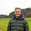 Jörg Dürr-Pucher zeigt die Fläche, auf der der Solarpark Brandbühl errichtet werden soll.