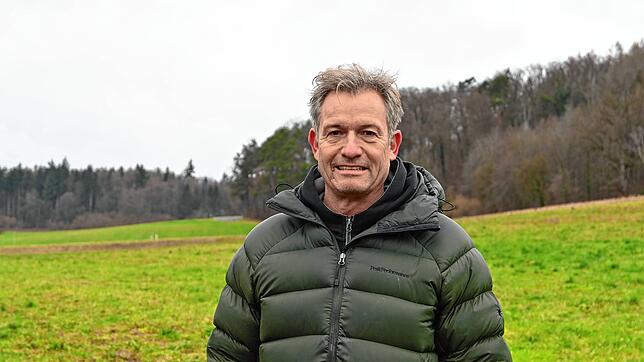 Jörg Dürr-Pucher zeigt die Fläche, auf der der Solarpark Brandbühl errichtet werden soll.