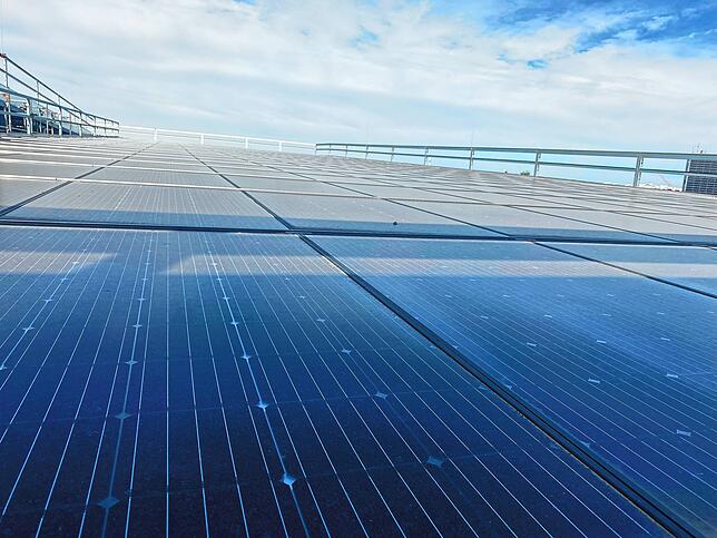 Das Dach des Parkhaus „hip“ in Heidelberg besteht vollständig aus Solarzellen.