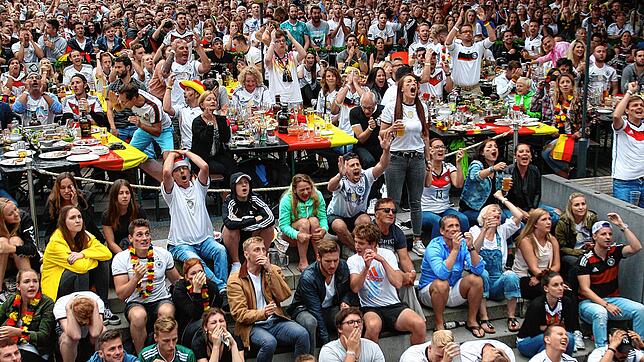 (Archivbild) Zusammen jubeln, gemeinsam leiden – das macht das Public Viewing (wie hier 2018 im Biergarten am Seerhein) auch für die ...