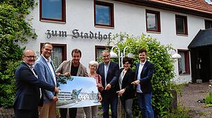 Manfred Nirwing (von links), Andreas Braun, Hartmut Benzing, Helga Dufner, Wolfgang Schergel, Manuela Weißer und Michael Werler. Bild: ...