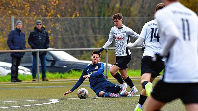 Klare Sache: Marco Hanser (Mitte) zieht an John Nyffenegger vorbei, verpasst aber ein weiteres Tor beim 4:1 der SG FC Wehr/Brennet gegen ...