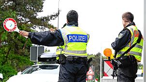 Beamte der Bundespolizei kontrollieren am Grenzübergang zu den Niederlanden den Einreise-Verkehr.