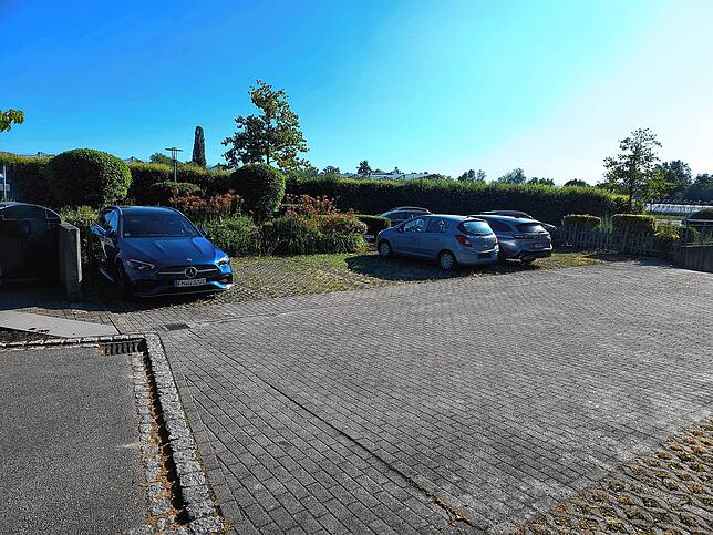 Der Parkplatz heute. Auf den umliegenden Grünflächen standen seinerzeit noch monatelang kaputte und nicht entsorgte Gegenstände, von ...