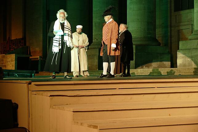 Friedrich Nicolai (Winfried Bull, Zweiter von rechts) hat die Vertreter der drei Religionen eingeladen, bei den Proben zum Drama seines ...
