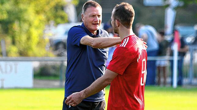 Michael Krause (links) bleibt dem FC Überlingen auch in der kommenden Saison als Trainer erhalten. Unterstützung bekommt er weiterhin ...