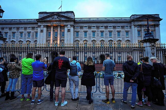 Menschen versammeln sich nach dem Tod der Königin vor dem Palast in London.