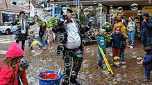 Seifenblasen-Paradies am Untertor: Vroni Frohnella (links) und Klausi Klücklich begeistern die Kleinen bei der diesjährigen Ausgabe des ...