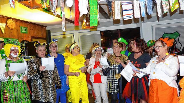 Die Frauen der Chorgemeinschaft Nußbach sind mit ihrem Lob auf ihren „Xangverei“ voll in ihrem närrischen Element. Bild: Priska Dold