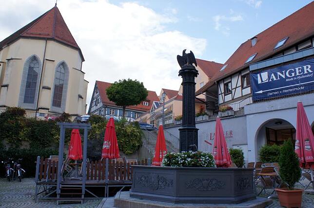 Der Hechtbrunnen wird vom städtischen Wappentier, dem Adler, bewacht.