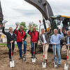 Zum Spatenstich trafen sich am 3. Mai (von links): Simon Hengge (Stadtwerk am See), Reiner Matt und Josef Villieber (beide Firma ...
