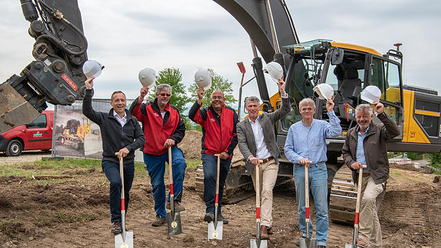 Zum Spatenstich trafen sich am 3. Mai (von links): Simon Hengge (Stadtwerk am See), Reiner Matt und Josef Villieber (beide Firma ...