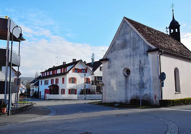 Der mögliche Abriss und Neubau des Hauses an der Ecke (Hintergrund) bei der Weilerkapelle (rechts) ist umstritten.
