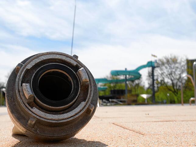 Im Singener Aachbad sollen in den kommenden Tagen rund zwei Millionen Liter Wasser in die vier Becken eingelassen werden &ndash; und ...
