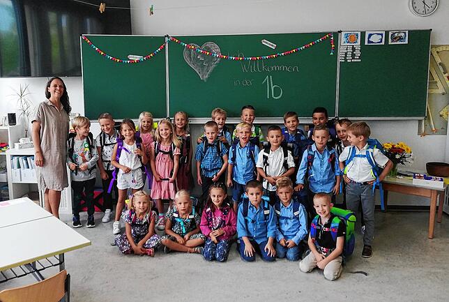 Die Klasse 1b der Grundschule Mühlhausen-Ehingen mit Ihrer Klassenlehrerin Anja Freitag bei der Einschulungsfeier zum ersten Schultag.