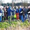 Vor-Ort-Termin im Ried zwischen den Hohenfelser Orten Mindersdorf, Liggersdorf und Deutwang: Die Teilnehmer diskutieren über das ...