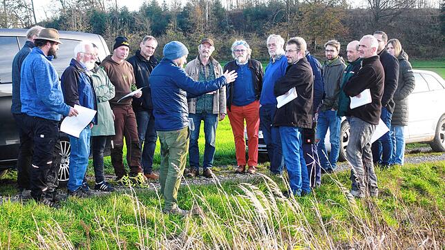 Vor-Ort-Termin im Ried zwischen den Hohenfelser Orten Mindersdorf, Liggersdorf und Deutwang: Die Teilnehmer diskutieren über das ...
