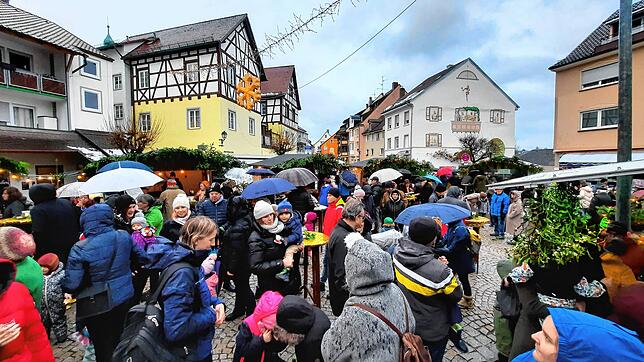 Der Regen ist den Besuchern egal.