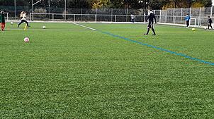 So könnte es in Geisingen bald aussehen: Marbacher Fußballer spielen auf ihrem neuen Kunstrasenplatz. Der Geisinger Platz ist in der ...