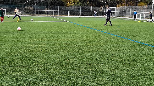 So könnte es in Geisingen bald aussehen: Marbacher Fußballer spielen auf ihrem neuen Kunstrasenplatz. Der Geisinger Platz ist in der ...