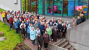 Zum Gruppenfoto stellen sich die Teilnehmer des ersten Triberger Senioren-Hocks vor dem Museum Triberg-Fantasy auf. Bilder: Stadt
