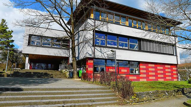 Verwaist ist die Grundschule Deggenhausertal und auf dem Schulhof, der sonst in den Pausen sehr belebt ist, herrscht absolute Ruhe. ...