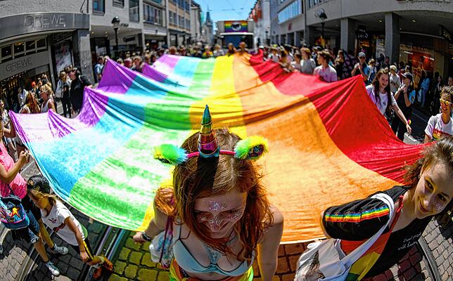 Eine riesige Regenbogenflagge beim CSD (Christopher Street Day) in Freiburg 2018. Die weltweiten Paraden und Demonstrationen zum ...