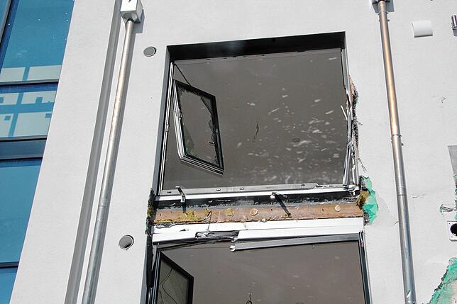 Bild 2: Bauunternehmer zerlegt Neubau-Fassade: Das sind die Bilder der Zerstörung