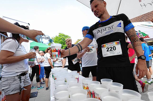 Zum Glück gab es reichlich zu Trinken: Robin Kunzelmann von Aptar lässt sich einen Becher mit Wasser füllen.