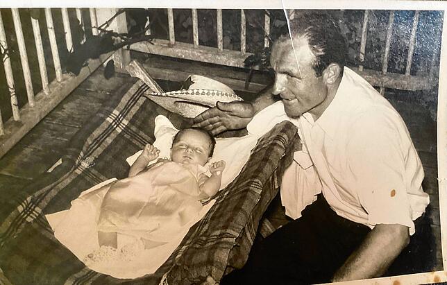 Das Bild zeigt Franciszek Pszczonka nach seiner Auswanderung in Australien mit seinem Sohn Frank im Jahr 1957.