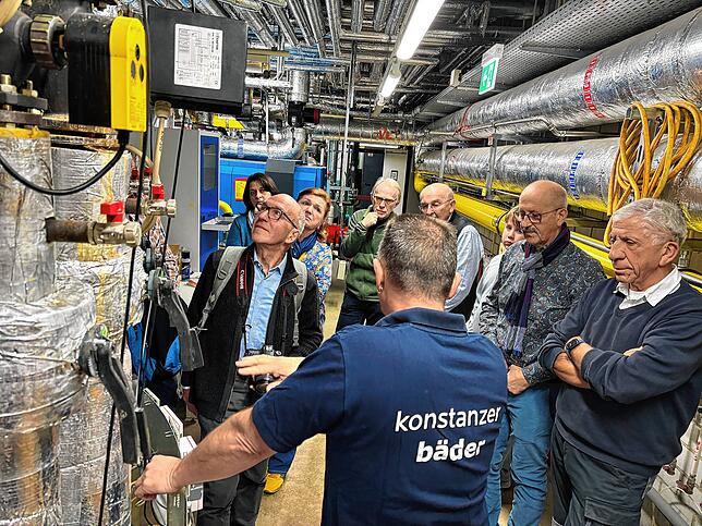 Wie wird das Wasser in der Bodensee-Therme eigentlich geheizt? Robert Müller zeigt es den SÜDKURIER-Lesern. Im Heizraum gibt es neben ...
