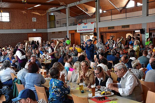 Bild 16: Oldtimer, Schlachtplatte, Musik: So war das Herbstfest in Orsingen
