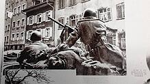 Der Einmarsch der Franzosen am 25. April 1945 in Waldshut in der Kaiserstraße. Das Bild wurde von einem französischen ...