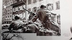 Der Einmarsch der Franzosen am 25. April 1945 in Waldshut in der Kaiserstraße. Das Bild wurde von einem französischen ...