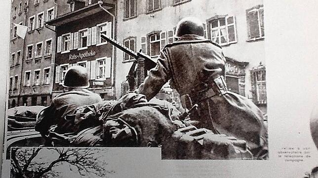 Der Einmarsch der Franzosen am 25. April 1945 in Waldshut in der Kaiserstraße. Das Bild wurde von einem französischen ...