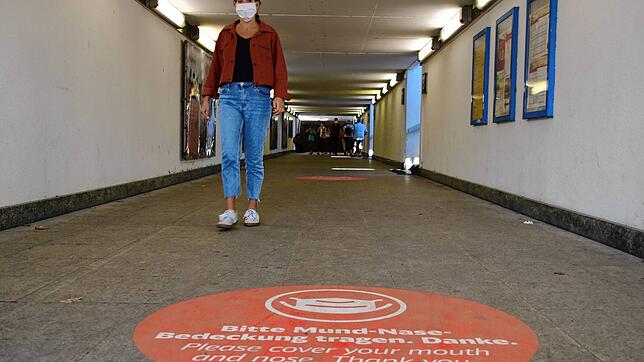 Roter Hinweis auf grauem Grund: Im Radolfzeller Bahnhof weisen großflächige Markierungen die Gäste auf die Maskenpflicht hin.