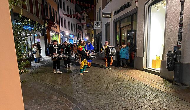Am Samstagabend zog eine Guggenmusik mit lauter Musik durch die Wessenbergstraße. Begleitet wurden die Musiker von einigen anderen mehr ...