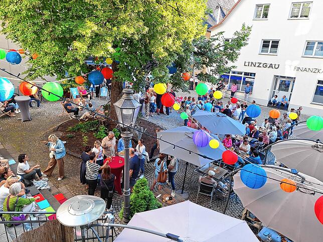 Etwa 250 Besucher nutzen den Abend, um sich zu treffen und zu unterhalten.