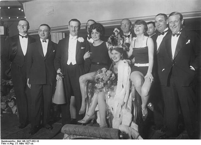 Das Fotomodell Hildegard Kwandt (Mitte) wurde mit 21 Jahren 1927 zur ersten Miss Germany gekrönt.