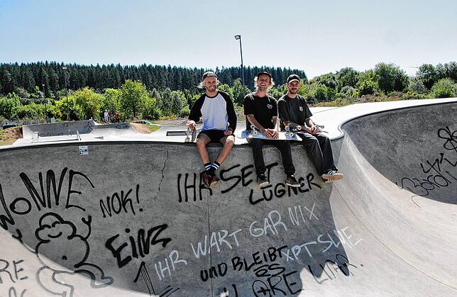 Die Skater Stephan, Simon und Fabian sind extra aus dem Ortenaukreis angereist, um die neue Skateanlage in Villingen zu testen.