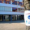 Der Hinweis an einem Baum mahnt zur Einhaltung der Maskenpflicht am Donaueschinger Fürstenberg Gymnasium. Die Schule hat seit dem ...
