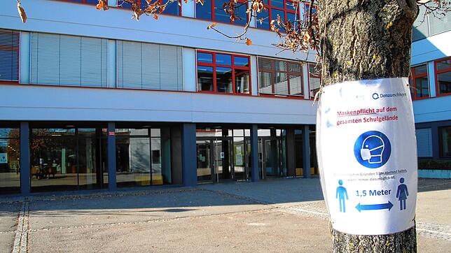 Der Hinweis an einem Baum mahnt zur Einhaltung der Maskenpflicht am Donaueschinger Fürstenberg Gymnasium. Die Schule hat seit dem ...