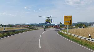 Auch beim schweren Motorradunfall bei Jestetten muss der Rettungshubschrauber kommen. (Symbolbild) Bei Bonndorf und St. Blasien ...