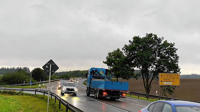 Fließt der Verkehr auf der B33 langsam, halten Autofahrer oft an der Einmündung nach Marbach, um andere Autofahrer abbiegen zu lassen.